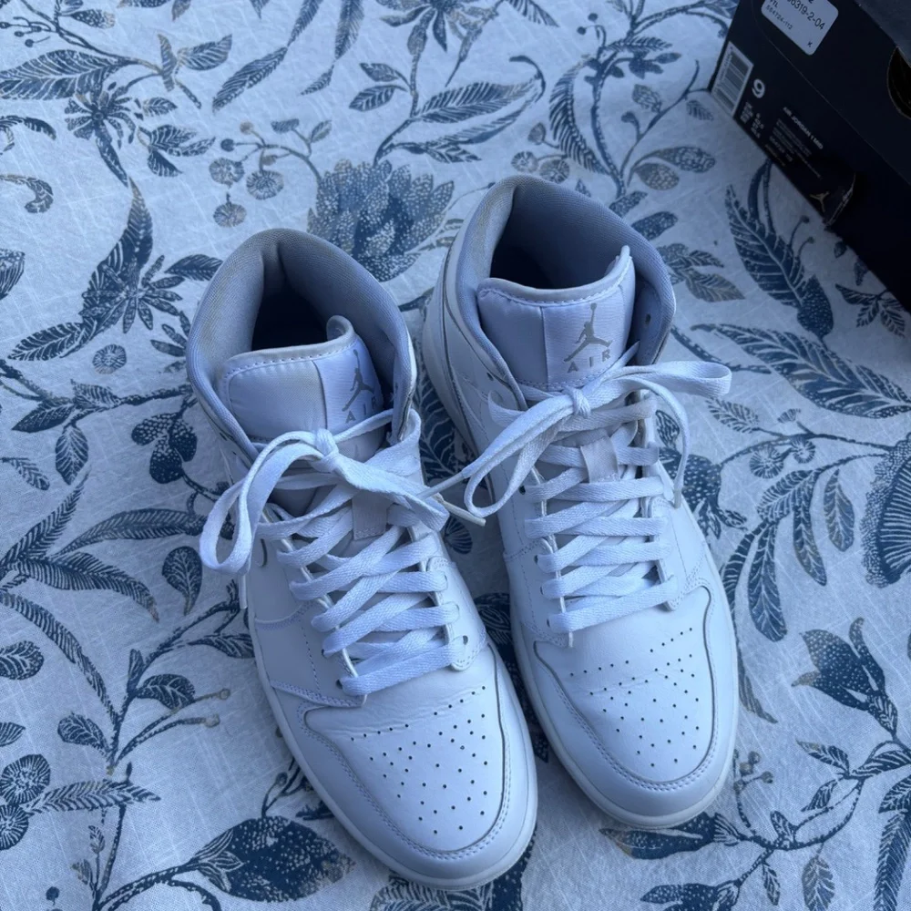 Jordan 1 Mid White Wolf Grey (2016) - Size 9 (554724-112 ) - Picture 5 of 8